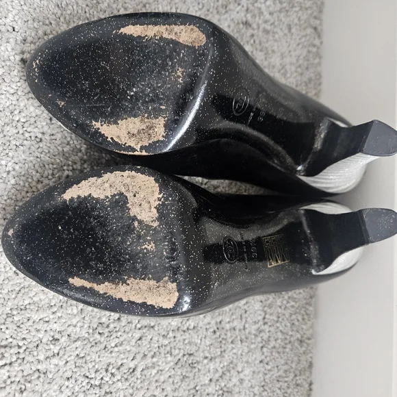Pre loved authentic Chanel pumps - Picture 8 of 15